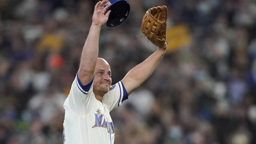 Mariners’ Kyle Seager gets emotional sendoff from T-Mobile Park crowd