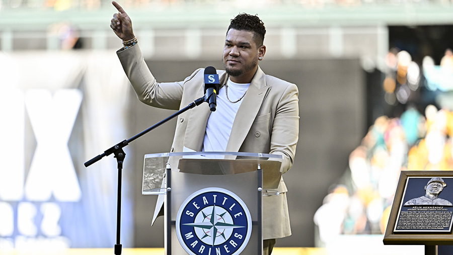 Félix Hernández takes rightful place in Mariners Hall of Fame