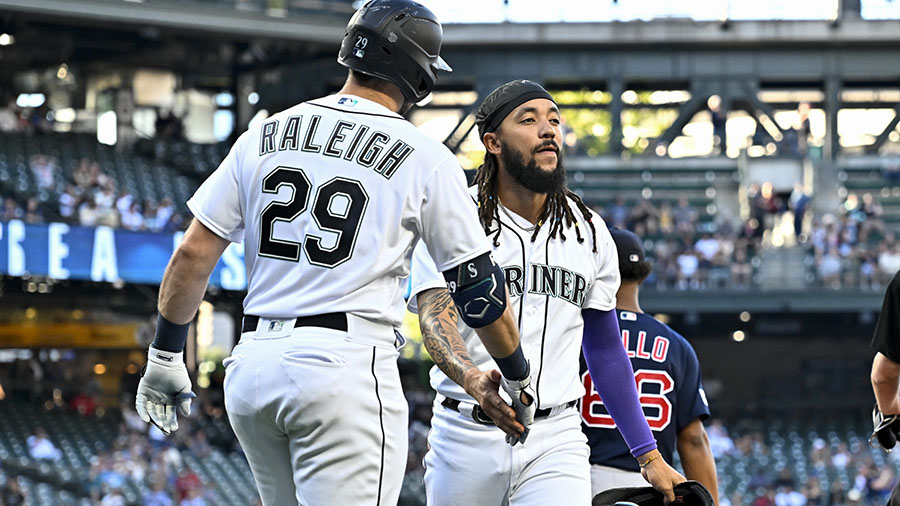 Mariners show off new uniforms, but they don't help them beat