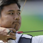 
              Indonesia's Riau Ega Agatha, shoots during his match against South Korea's Kim Woo-jin in an elimination round of the individual archery competition at the Sambadrome venue during the 2016 Summer Olympics in Rio de Janeiro, Brazil, Monday, Aug. 8, 2016. (AP Photo/Alessandra Tarantino)
            