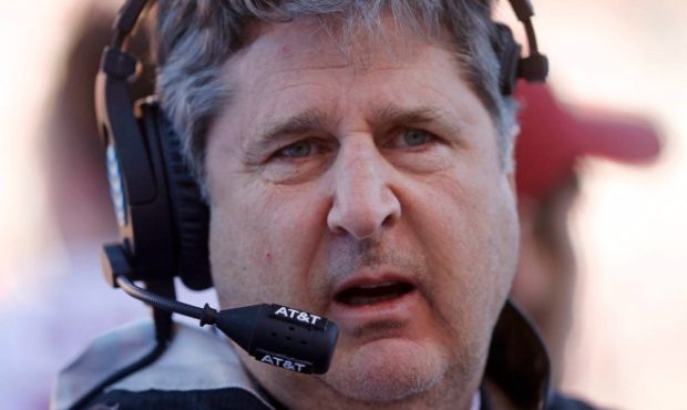 Multiple reports Thursday night linked Mike Leach to Tennessee's head coach position. (AP)...