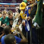 Golden State Warriors star Kevin Durant signs autographs. (Matt Pitman photo)