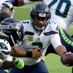 INGLEWOOD, CALIFORNIA - NOVEMBER 15:  Quarterback Russell WIlson #3 hands the ball off to Alex Collins #41 of the Seattle Seahawks against the Los Angeles Rams in the first quarter at SoFi Stadium on November 15, 2020 in Inglewood, California. (Photo by Harry How/Getty Images)