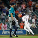 HOUSTON, TEXAS - SEPTEMBER 08: Tyler Anderson #31 of the Seattle Mariners gives up a two run home run to Marwin Gonzalez #9 of the Houston Astros in the second inning at Minute Maid Park on September 08, 2021 in Houston, Texas. (Photo by Bob Levey/Getty Images)