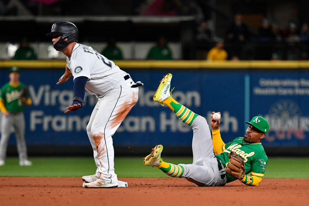 Gilbert wins 10th, surging Mariners sweep sliding Padres