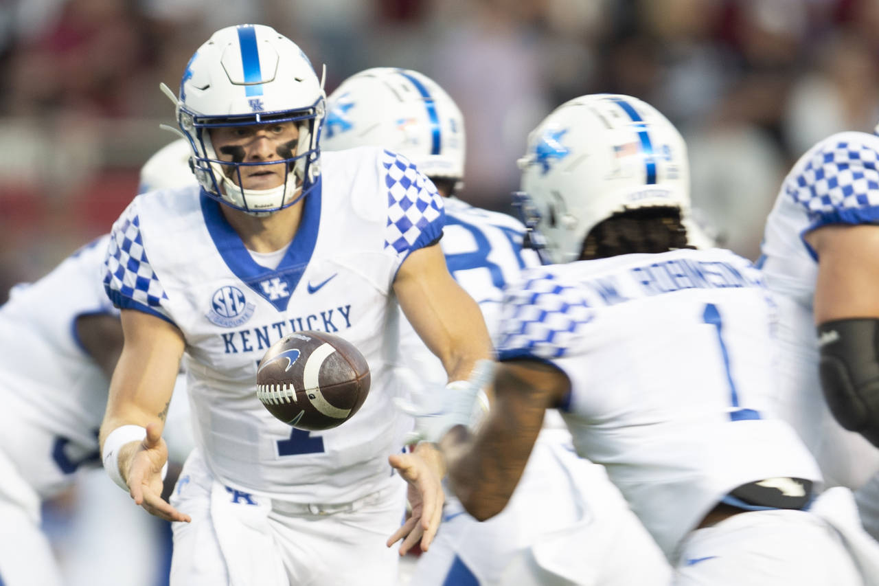 Kentucky quarterback Will Levis (7) pitches the ball to Kentucky wide receiver Wan'Dale Robinson (1...