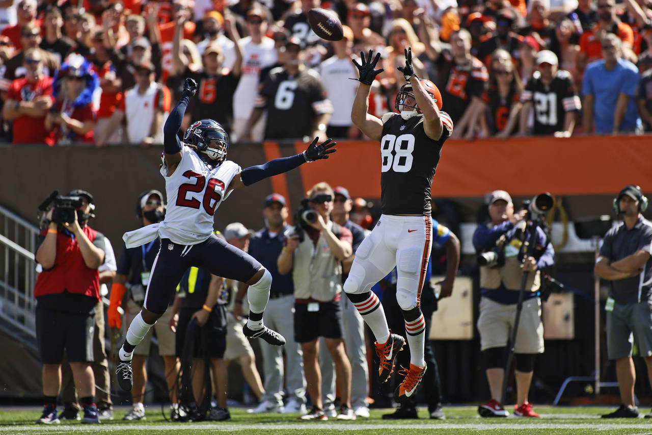 Mayfield shakes off injury, leads Browns past Texans 31-21