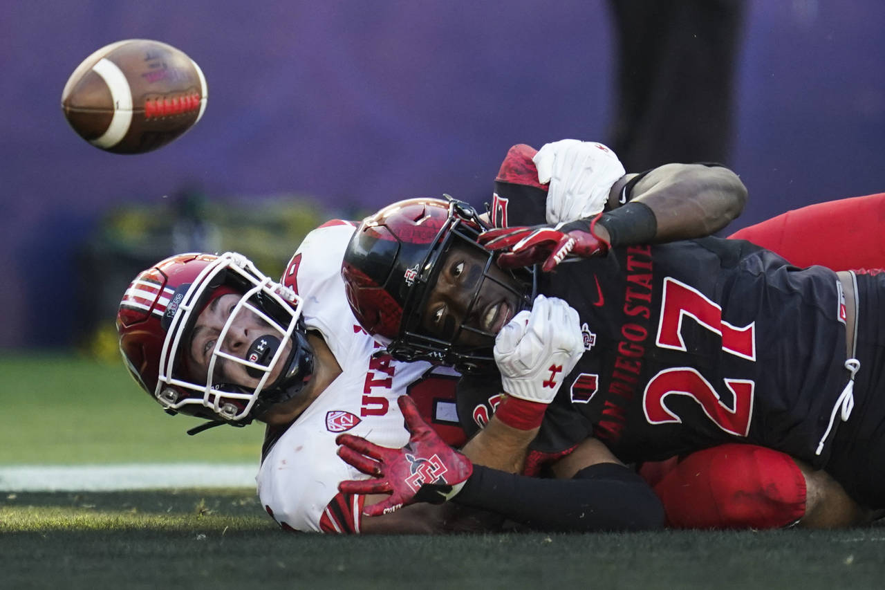 Utah tight end Dalton Kincaid (86) and San Diego State safety Cedarious Barfield (27) try to catch ...