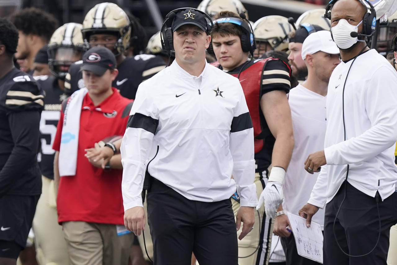 Daniels plays quarter as No. 2 Georgia dominates Vandy 62-0