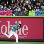 SEATTLE, WASHINGTON - OCTOBER 01: Mitch Haniger #17 of the Seattle Mariners makes a catch for an out against the Los Angeles Angels during the fifth inning at T-Mobile Park on October 01, 2021 in Seattle, Washington. (Photo by Steph Chambers/Getty Images)