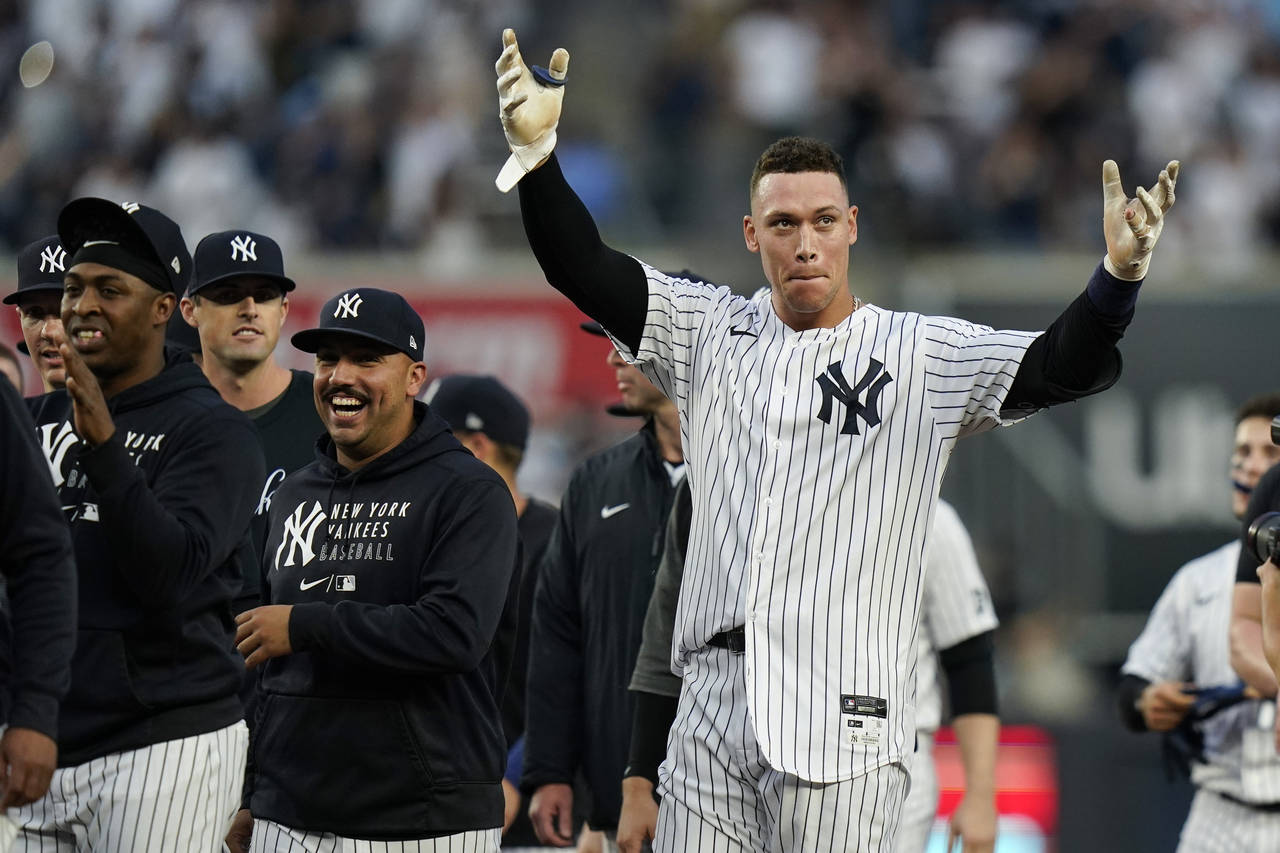 New York Yankees' Aaron Judge, right, gestures to fans after a baseball game against the Tampa Bay ...