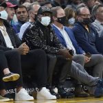 
              San Francisco 49ers NFL football player Deebo Samuel, center left, looks on during the first half of an NBA basketball game between the Golden State Warriors and the Memphis Grizzlies next to Warriors owner Joe Lacob, center right, in San Francisco, Thursday, Oct. 28, 2021. (AP Photo/Jeff Chiu)
            