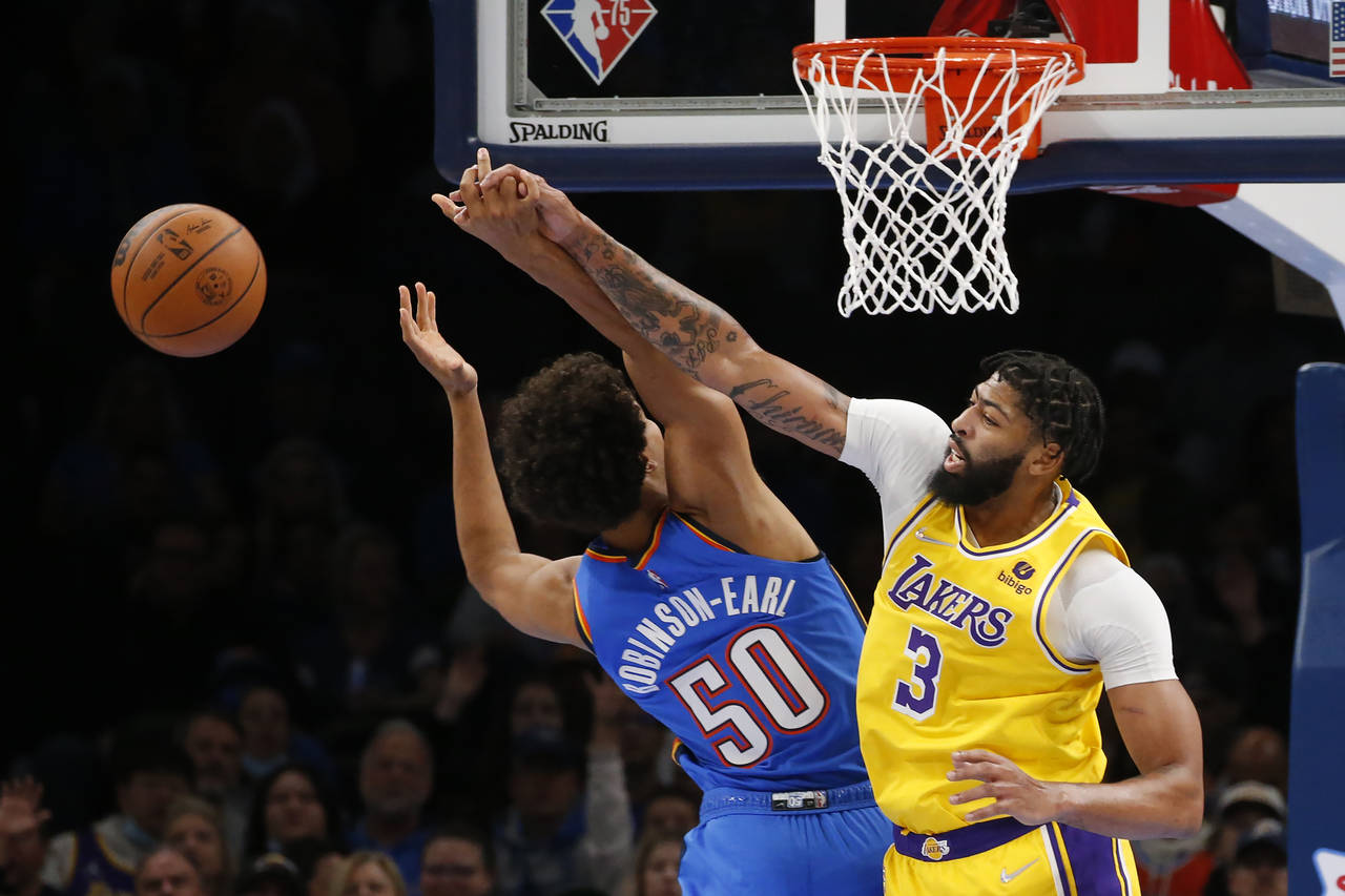 Los Angeles Lakers forward Anthony Davis (3) blocks a shot by Oklahoma City Thunder forward Jeremia...