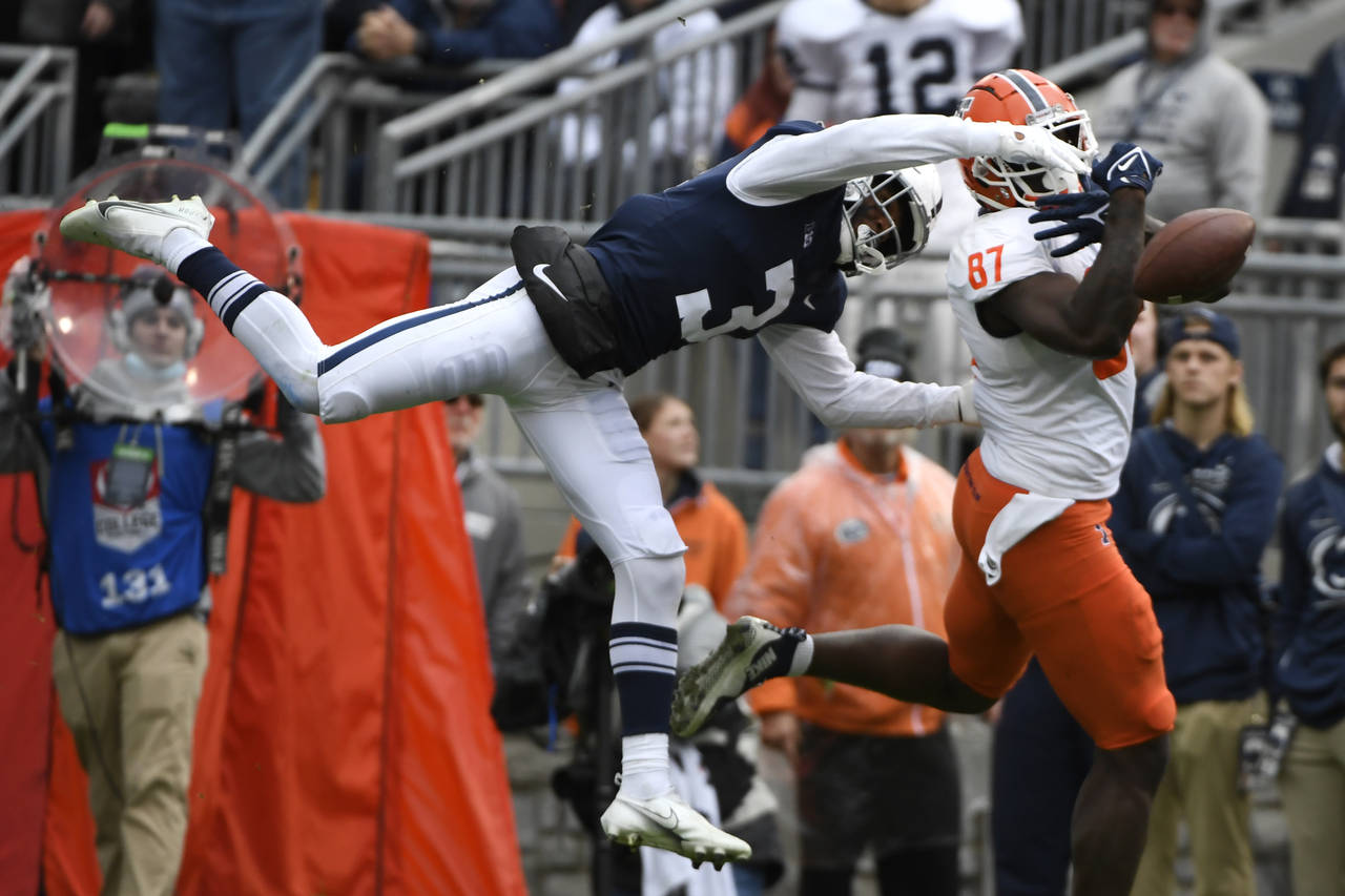 Penn State cornerback Johnny Dixon (3) breaks up a pass intended for Illinois tight end Daniel Bark...