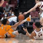 
              Valparaiso guard Darius DeAveiro (4) dives for the ball next to Stanford forward Spencer Jones (14) during the first half of an NCAA college basketball game in Stanford, Calif., Wednesday, Nov. 17, 2021. (AP Photo/Tony Avelar)
            