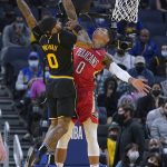 
              Golden State Warriors guard Gary Payton II, left, dunks against New Orleans Pelicans forward Didi Louzada during the second half of an NBA basketball game in San Francisco, Friday, Nov. 5, 2021. (AP Photo/Jeff Chiu)
            