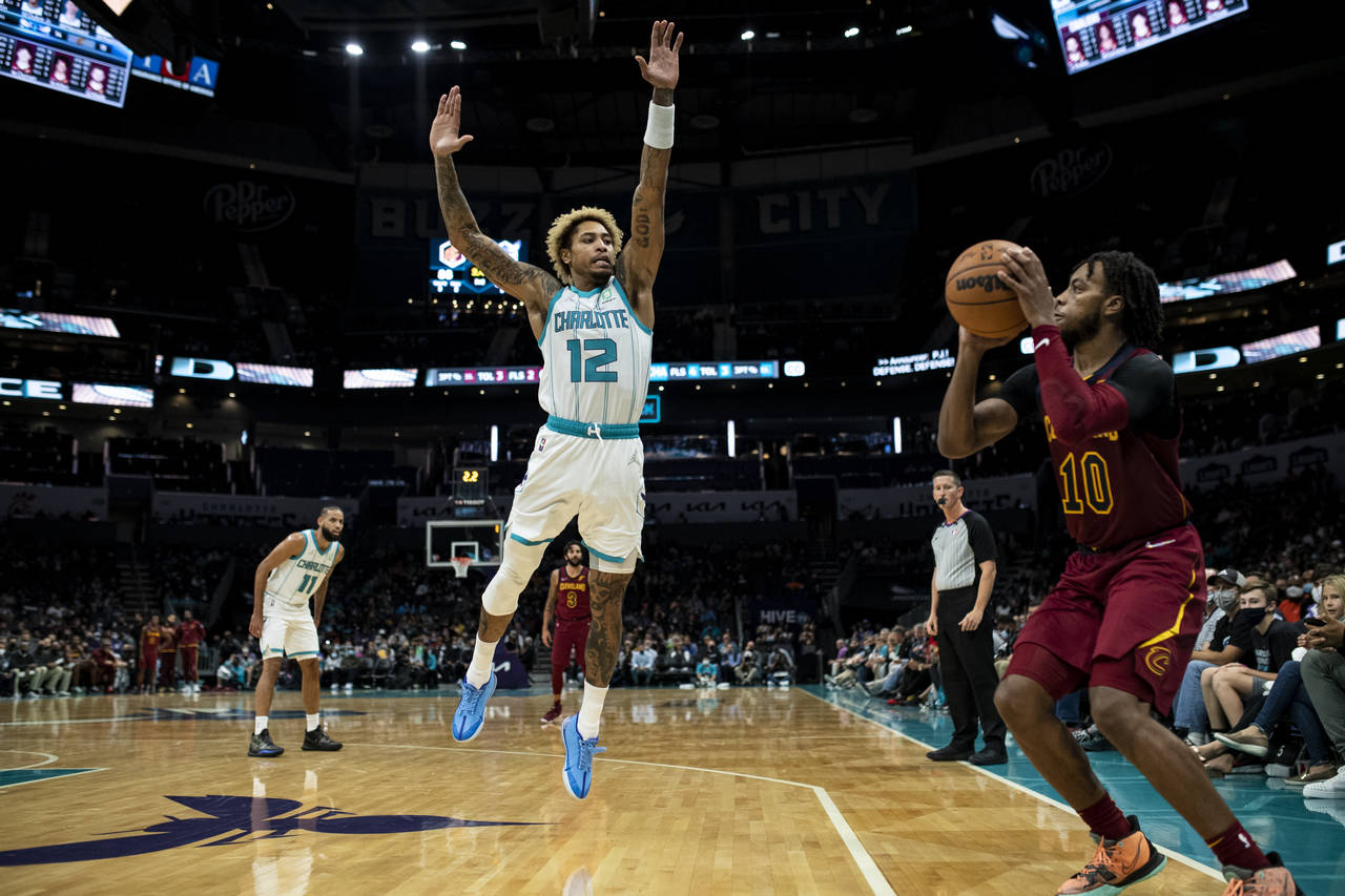 Charlotte Hornets guard Kelly Oubre Jr. (12) defends Cleveland Cavaliers guard Darius Garland (10) ...