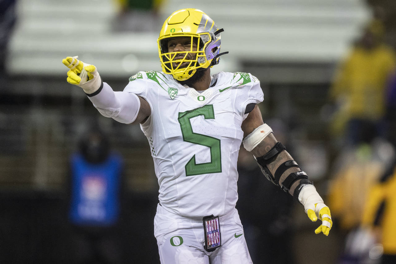 Oregon defensive end Kayvon Thibodeaux celebrates after his team scored a safety during the second ...