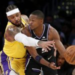 
              Los Angeles Lakers forward Carmelo Anthony, left, defends against Sacramento Kings guard De'Aaron Fox (5) during the first half of an NBA basketball game in Los Angeles, Friday, Nov. 26, 2021. (AP Photo/Ringo H.W. Chiu)
            