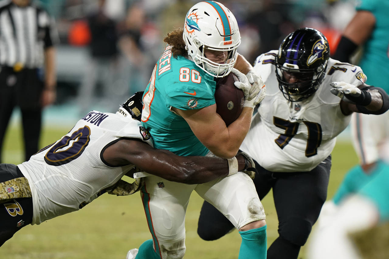 Baltimore Ravens outside linebacker Justin Houston tackles Miami Dolphins tight end Adam Shaheen (8...