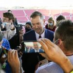 
              Lincoln Riley, center, the new head football coach of the University of Southern California, answers questions from reporters after a ceremony in Los Angeles, Monday, Nov. 29, 2021. (AP Photo/Ashley Landis)
            