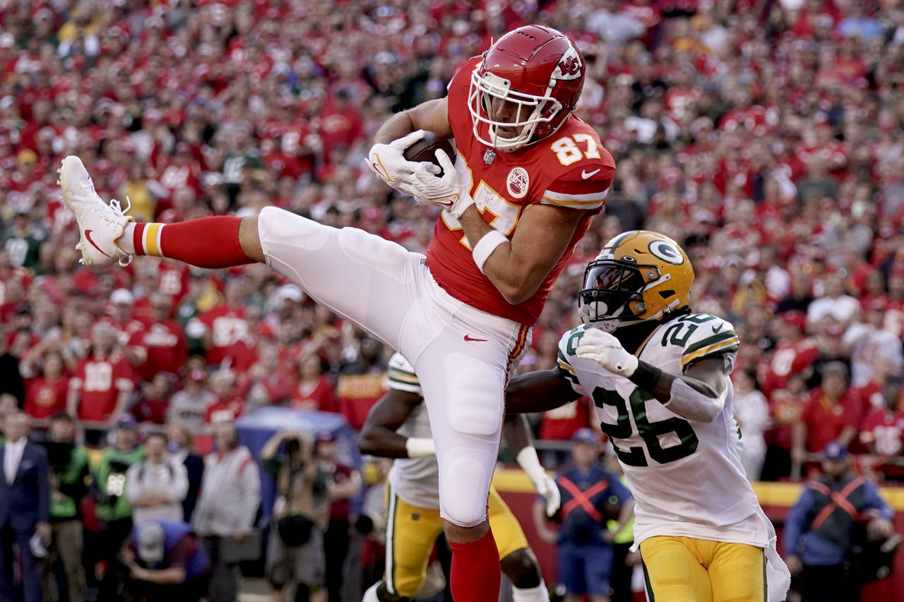 Kansas City Chiefs tight end Travis Kelce (87) catches a touchdown pass as Green Bay Packers safety...