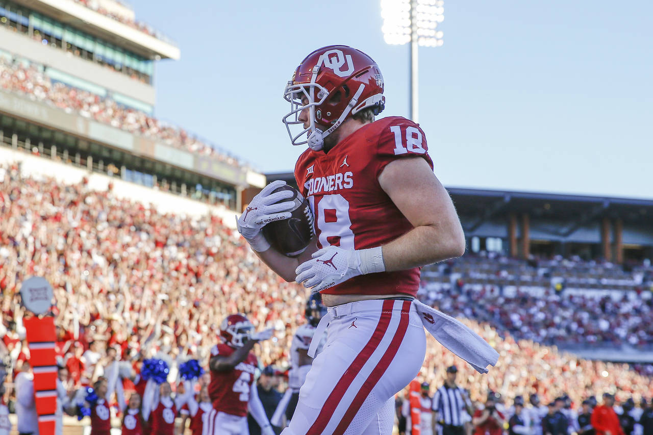 Oklahoma tight end Austin Stogner (18) runs in for a touchdown during the second half of an NCAA co...