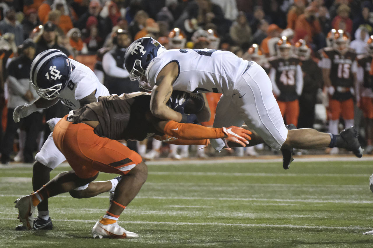 Toledo's Bryant Koback, right, is stopped by Bowling Green's Trent Simms as Toledo's Devin Maddox (...