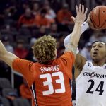 
              Cincinnati's Jeremiah Davenport (24) looks top pass under pressure from Illinois' Coleman Hawkins (33) during the first half of an NCAA college basketball game Monday, Nov. 22, 2021, in Kansas City, Mo. (AP Photo/Charlie Riedel)
            