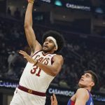 
              Cleveland Cavaliers' Jarrett Allen (31) drives to the basket against Detroit Pistons' Luka Garza (55) in the first half of an NBA basketball game, Friday, Nov. 12, 2021, in Cleveland. (AP Photo/Tony Dejak)
            