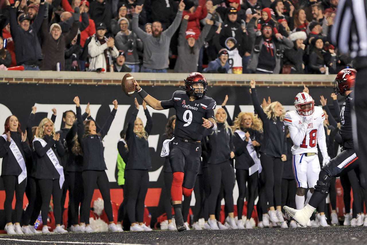 Cincinnati quarterback Desmond Ridder celebrates after catching a touchdown pass during the second ...
