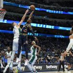 
              El pívot de los Mavericks de Dallas, Kristaps Porzingis, trata de impedir un tiro del alero de los Nuggets de Denver Jeff Green en la segunda mitad del partido de la NBA, el lunes 15 de noviembre de 2021, en Dallas. (AP Foto/Tony Gutierrez)
            