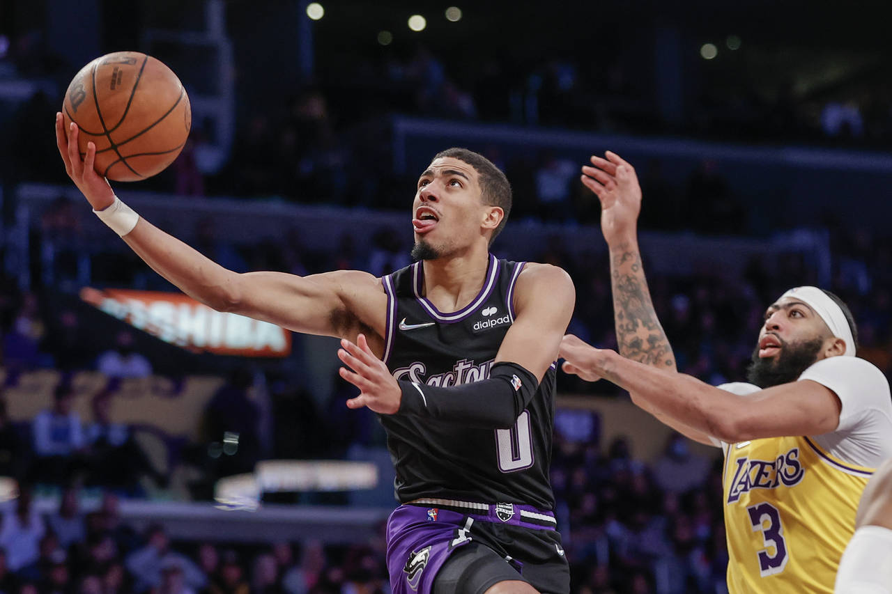 Sacramento Kings guard Tyrese Haliburton (0) goes to basket while defended by Los Angeles Lakers fo...