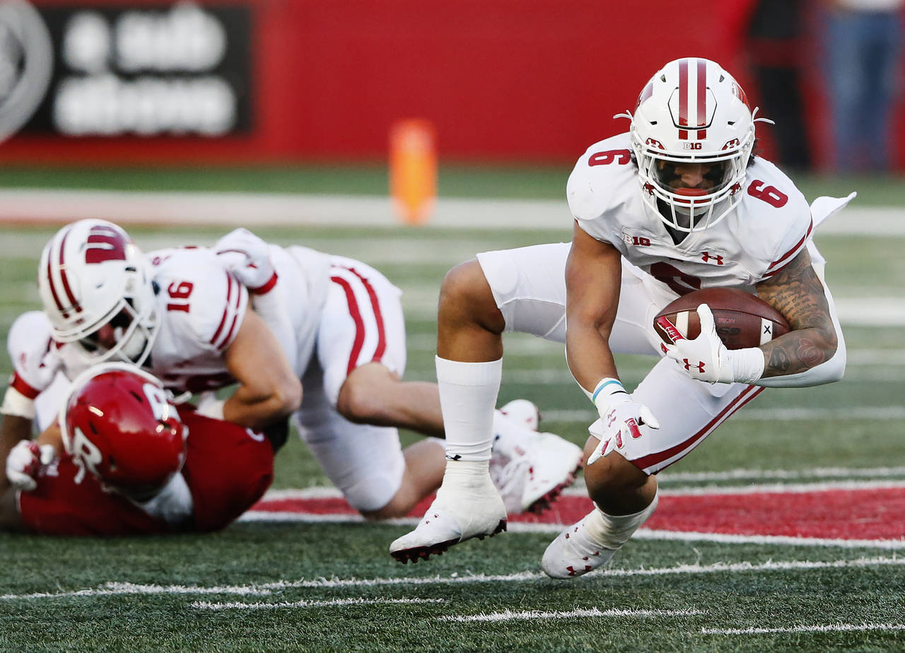Wisconsin running back Chez Mellusi (6) runs for yardage against Rutgers during the second half of ...