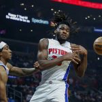 
              Detroit Pistons forward Isaiah Stewart, right, struggles with a rebound next to Los Angeles Clippers guard Terance Mann during the first half of an NBA basketball game, Friday, Nov. 26, 2021, in Los Angeles. (AP Photo/Ringo H.W. Chiu)
            