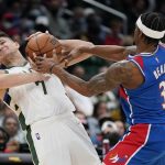 
              Milwaukee Bucks guard Grayson Allen, left, tries to maintain possession as he is pressured by Washington Wizards guard Bradley Beal in the first half of an NBA basketball game, Sunday, Nov. 7, 2021, in Washington. (AP Photo/Patrick Semansky)
            