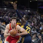 
              Atlanta Hawks' Danilo Gallinari (8) moves around Indiana Pacers' Caris LeVert (22) during the first half of an NBA basketball game Wednesday, Dec. 1, 2021, in Indianapolis. (AP Photo/Darron Cummings)
            