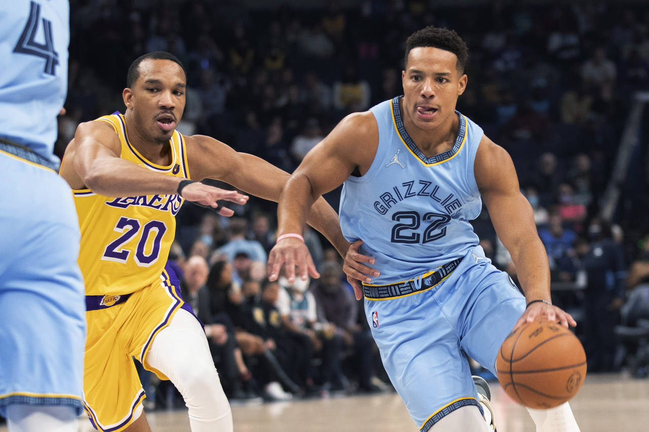 Los Angeles Lakers guard Avery Bradley (20) defends against Memphis Grizzlies guard Desmond Bane (2...