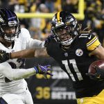 
              El wide receiver Chase Claypool (11), de los Steelers de Pittsburgh, evade al cornerback Anthony Averett, de los Ravens de Baltimore, después de atrapar un pase en duelo de NFL el domingo 5 de diciembre de 2021, en Pittsburgh. (AP Foto/Don Wright)
            