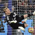 
              Leicester's goalkeeper Kasper Schmeichel makes a save penalty in front of Liverpool's Mohamed Salah during the English Premier League soccer match between Leicester City and Liverpool at the King Power Stadium in Leicester, England, Tuesday, Dec. 28, 2021. (AP Photo/Rui Vieira)
            