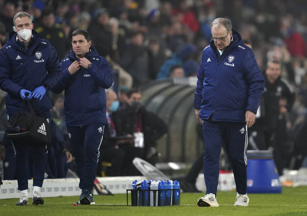 Leeds United's head coach Marcelo Bielsa, right, leaves the field at half-time during the English P...