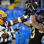 
              Wake Forest wide receiver Taylor Morin catches a touchdown pass ahead of Pittsburgh defensive back M.J. Devonshire during the first half of the Atlantic Coast Conference championship NCAA college football game Saturday, Dec. 4, 2021, in Charlotte, N.C. (AP Photo/Jacob Kupferman)
            