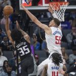 
              Los Angeles Clippers center Isaiah Hartenstein (55) defends as Sacramento Kings forward Marvin Bagley III (35) shoots during the first quarter of an NBA basketball game in Sacramento, Calif., Saturday, Dec. 4, 2021. (AP Photo/Randall Benton)
            