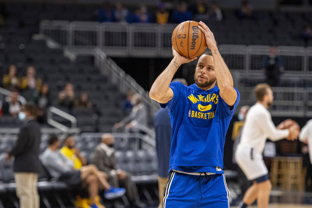 Golden State Warriors guard Stephen Curry (30) warms up on the court before an NBA basketball game ...
