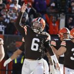 
              Cleveland Browns quarterback Baker Mayfield (6) celebrates after a 1-yard touchdown pass to tight end Austin Hooper during the first half of an NFL football game against the Baltimore Ravens, Sunday, Dec. 12, 2021, in Cleveland. (AP Photo/Ron Schwane)
            