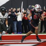 
              Utah tight end Dalton Kincaid (86) scores a touchdown past Oregon safety Jordan Happle (32) during the first half of the Pac-12 Conference championship NCAA college football game Friday, Dec. 3, 2021, in Las Vegas. (AP Photo/Chase Stevens)
            