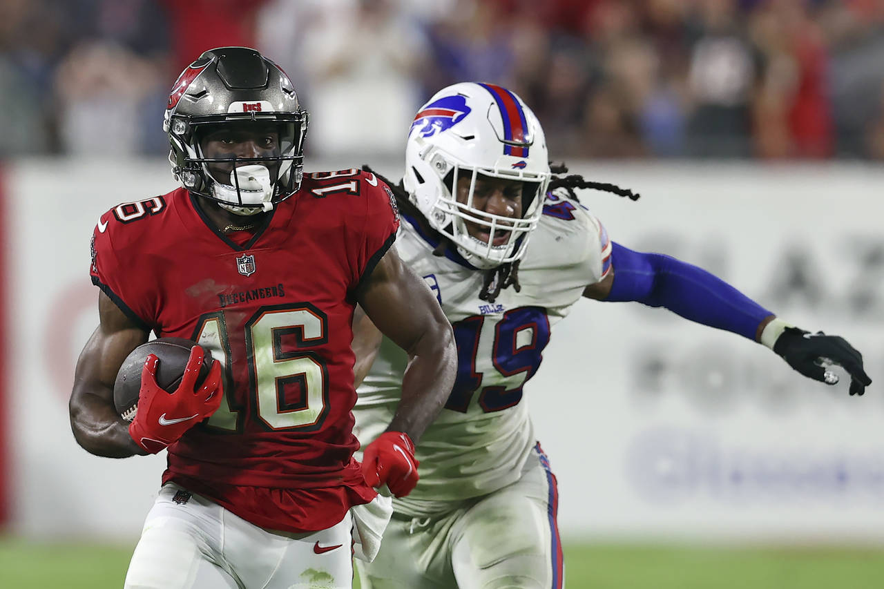 Tampa Bay Buccaneers wide receiver Breshad Perriman (16) outruns Buffalo Bills linebacker Tremaine ...