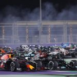 
              Max Verstappen (izquierda) de Red Bull y Lewis Hamilton de Mercedes luchan en el Gran Premio de Arabia Saudita, el domingo 5 de diciembre de 2021, en el circuito de Yeda, Arabia Saudita. (AP Foto/Amr Nabil)
            