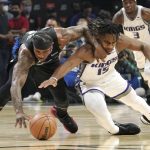 
              Los Angeles Clippers guard Eric Bledsoe, left, and Sacramento Kings guard Davion Mitchell go after a loose ball during the first half of an NBA basketball game Wednesday, Dec. 1, 2021, in Los Angeles. (AP Photo/Mark J. Terrill)
            