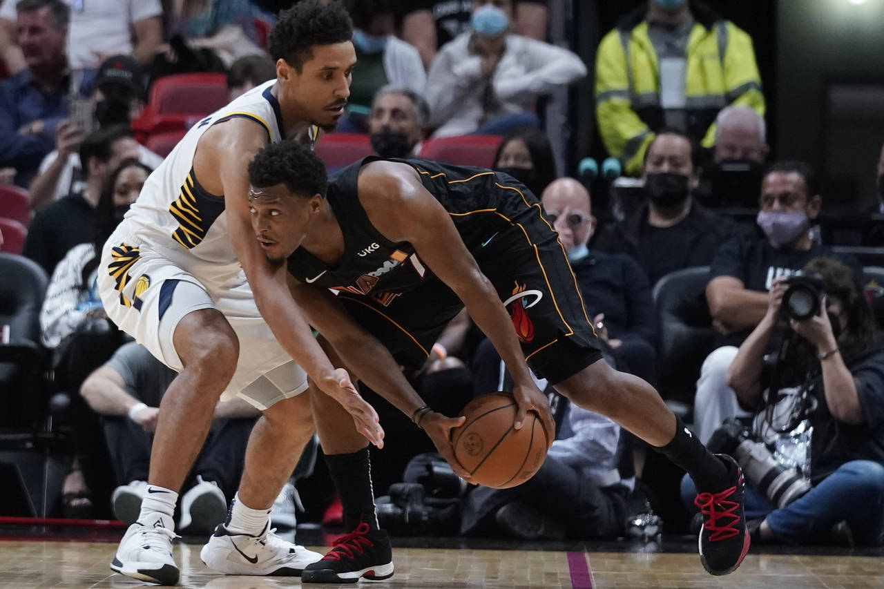 Miami Heat guard Kyle Lowry, right, drives to the basket past Indiana Pacers guard Malcolm Brogdon ...